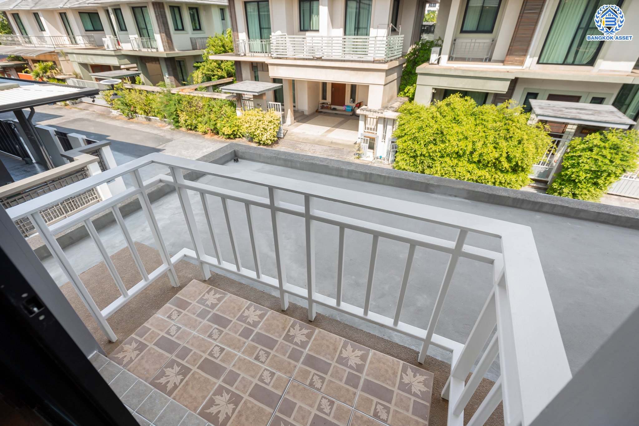 บ้านมือสองตกแต่งใหม่ ม.นราวัลล์ เกษตร-นวมินทร์ บ้านเดี่ยวหลังมุม เนื้อที่ 54.2 ตร.ว. ฟังก์ชันรวม 4 ห้องนอน 3 ห้องน้ำ 1 ห้องอเนกประสงค์ จอดรถได้ 2 คัน กว้างขวาง Built in Furniture พร้อมทุกการใช้งาน บนทำเลใจกลางเมือง! เชื่อมต่อทั้ง ถนนนวมินทร์, ถนนนวลจันทร์, ถ.ลาดพร้าว, ถ.รามอินทรา ใกล้ The Walk เกษตรนวมินทร์, ทางด่วนรามอินทรา และรถไฟฟ้าสายสีน้ำตาล "สถานีนวลจันทร์"